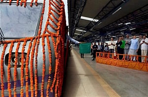 Train to Katra stuck in tunnel due to engine failure