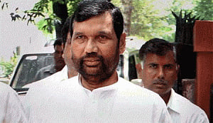 Paswan seeks punitive measures against hoarders