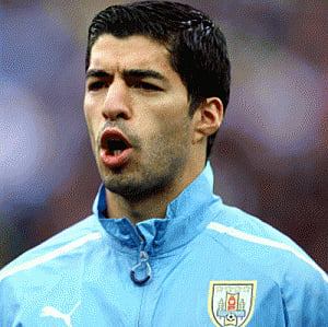 Suarez mobbed by fans in Barcelona