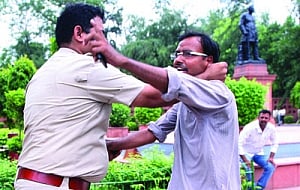 UPSC aspirants create ruckus over CSAT