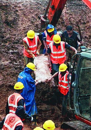 Pune toll mounts  to 42, dim hope of finding survivors