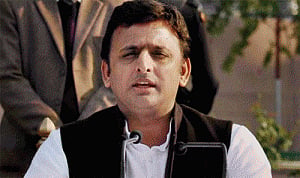 Akhilesh in photo controversy, UP govt calls it 'misleading'