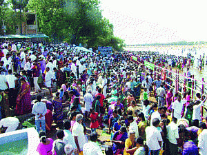People from K'taka, TN throng Kaveri banks to observe Aadi Perukku