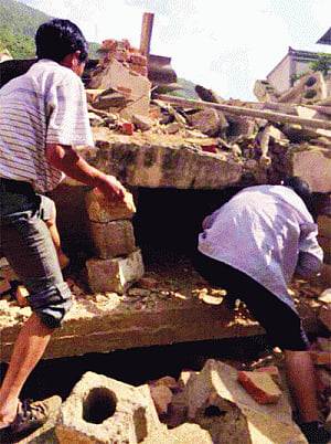 175 killed, 1,400 injured in strong quake in China