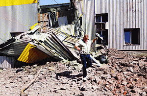 Airstrike on rebel-held Donetsk as Government forces close in