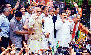 Fulfil people's aspirations: Advani to BJP leaders