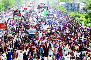 Anti-Govt protesters march on; shots fired at Imran Khan