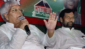 War of words intensifies between lalu, Paswan