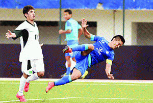 India take on Pak in final friendly