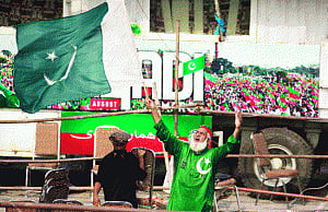 Crisis in Pak deepens; Govt's talks with protesters stalled