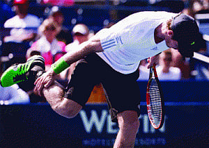Murray defeats cramps, Haase