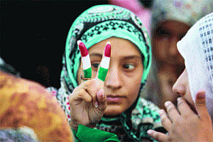 Pak PM defiant, talks to resolve crisis stalled