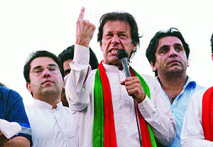 Rift in Khan's party over march to PM House