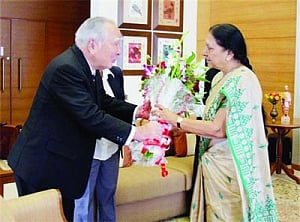 Osamu Suzuki meets CM Anandiben