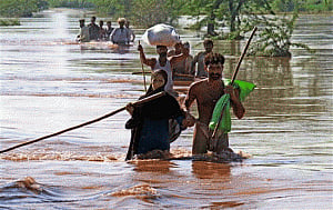 Rs.10 crore aid, boats from Maharashtra for Kashmir