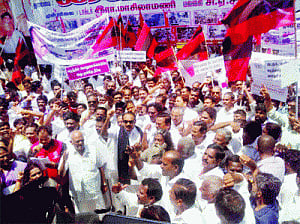 Vaiko: Is there a Govt at Centre?