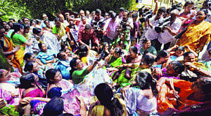 TMC women lay siege to CBI office, stall probe