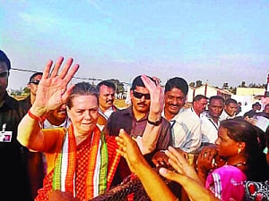 Sonia: BJP-Sena wearing 'mask of development'