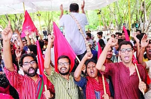 Victorious AISA raises clenched fist to JNU