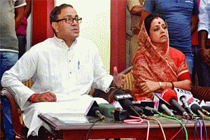 In Royal battle, Sanjay and son trade charges