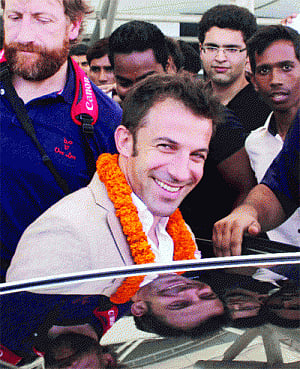 Del Piero checks in, heads to training base straightaway