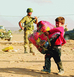 Thousands of Syrian Kurds flee ISIS