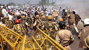 Police barricade roads as RlD supporters converge for meet