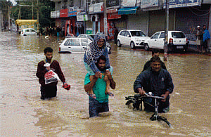 Need to set up 24X7 helplines for flood victims: Azad