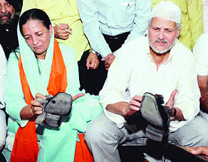 'Shoeshiner' Jung left 'humbled' after kar seva at Bangla Sahib
