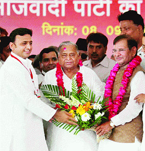 Sharad, MSY seek to revive Janata  parivar to stop BJP's march