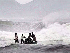 Strong winds, heavy rains in coastal AP ahead of Hudhud strike