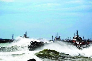 Alert India clips Hudhud's wings