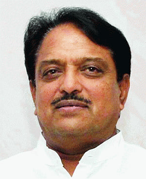 Maha poll outcome uncertain sans Deshmukh, Munde?