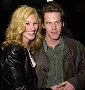 Julia Roberts, husband Danny Moder given Humanitarian Award