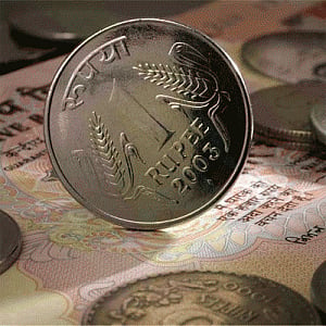 Rupee snaps 4-session rally, ends 3 p down at 61.30 Vs dollar