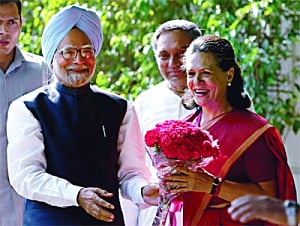 Japanese award: Congress praises Singh, attacks Modi