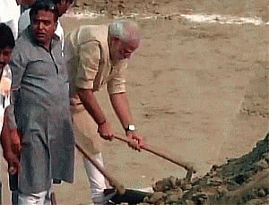 Modi picks up spade, cleans Assi Ghat