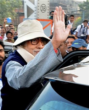 Amitabh Bachchan enjoys Kolkata's street foods