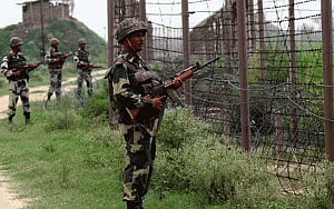 Pakistan violates ceasefire