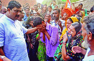TMC goons hurl bombs  on BJP men, six injured