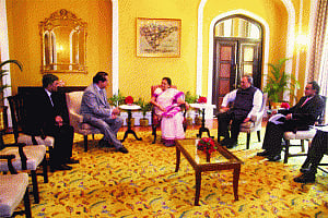 400 industrialists meet Gujarat CM in Mumbai