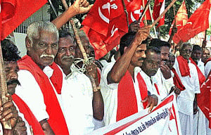 Cauvery delta farmers protest against Karna's Mekedatu project