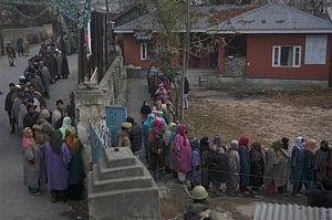 Voters defy bycott call, brave cold weather in Kashmir