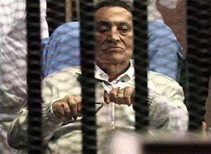 Egypt court acquits Mubarak, his commanders of murder charge