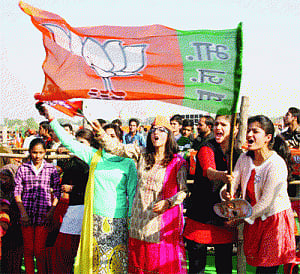 Modi tears into NC, PDP, says punish 'clever' Cong