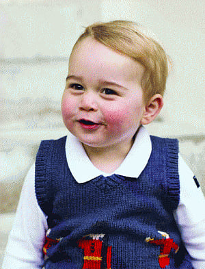 Prince George in 3 official X'mas photos