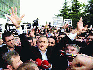 Turkey cracks down on media, 23 held