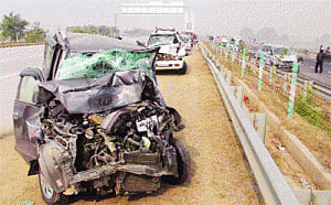 2 die in Yamuna e-way pile-up
