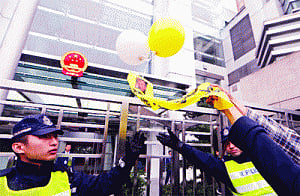 HK police arrest democracy protesters after clash