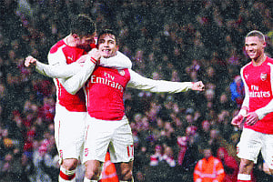 Sanchez inspires Arsenal to 2-1 win over QPR
